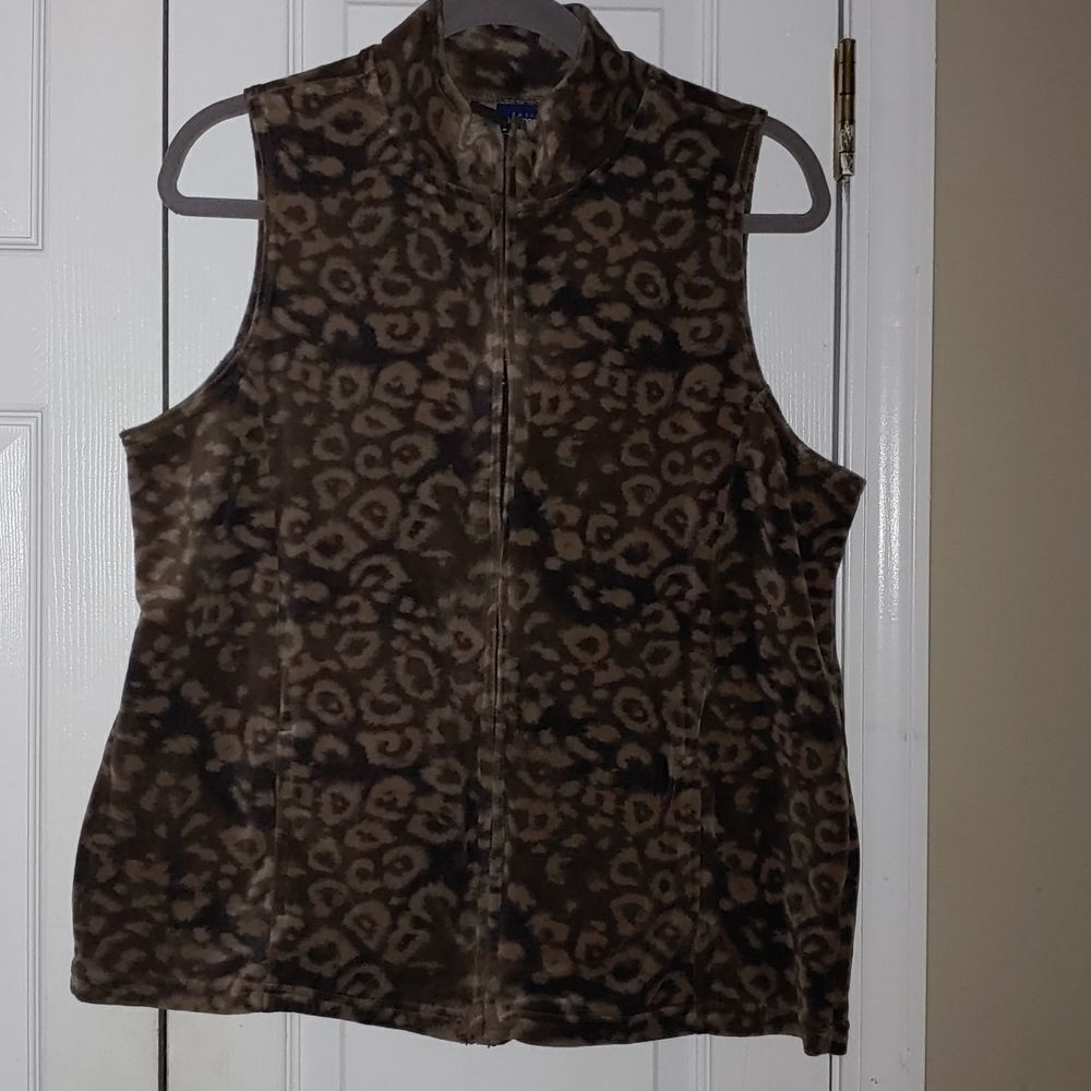 Basic Editions zip up soft animal print vest Sz L NWOT